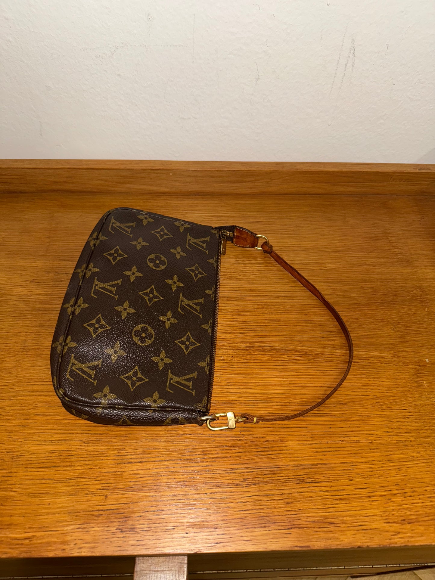 LOUIS VUITTON POCHETTE