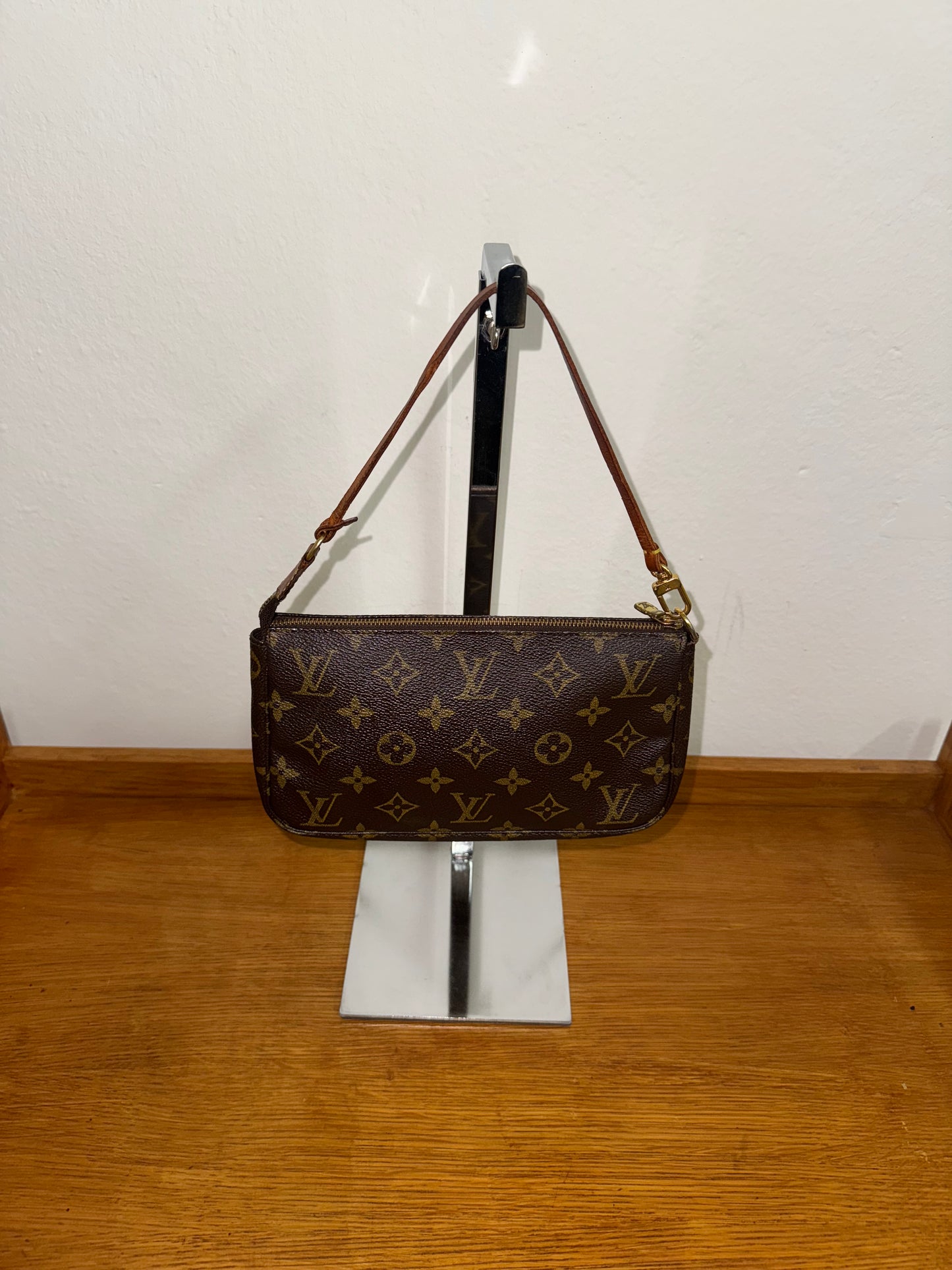 LOUIS VUITTON POCHETTE