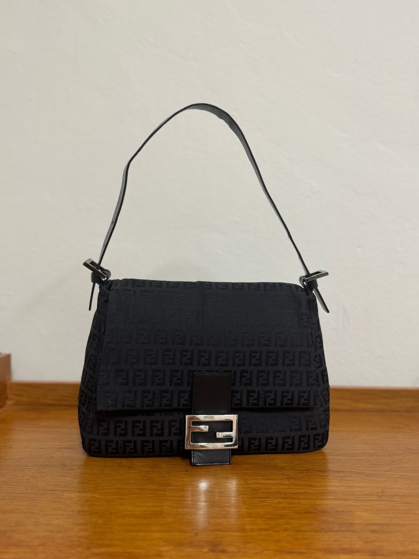 FENDI MAMMA BAGUETTE BLACK ZUCCA