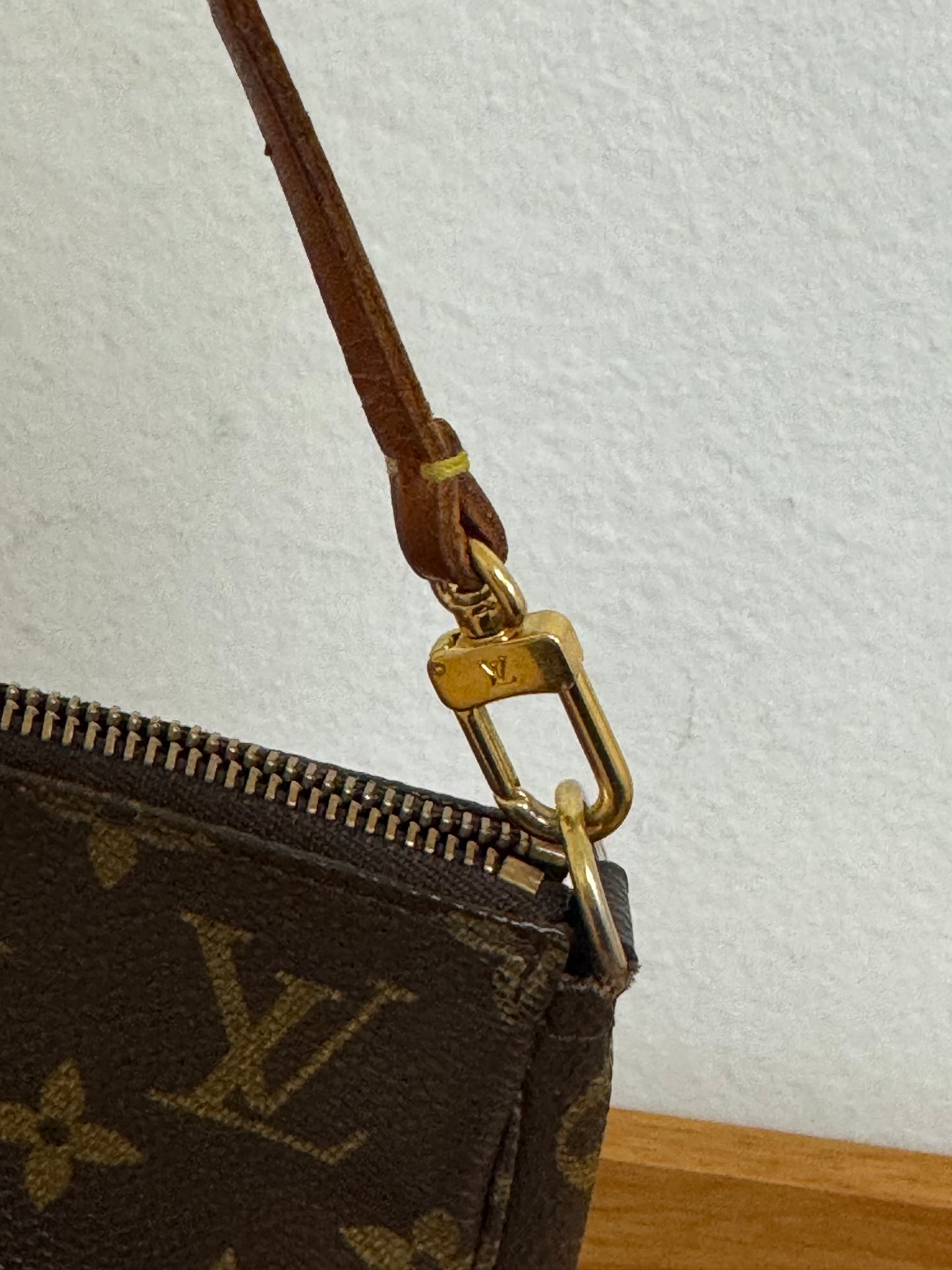 LOUIS VUITTON POCHETTE