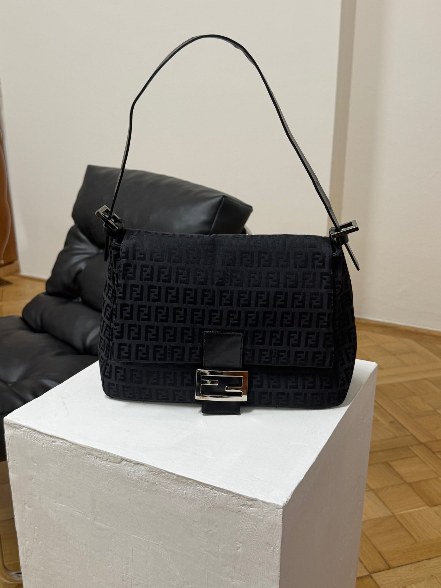 FENDI MAMMA BAGUETTE BLACK ZUCCA