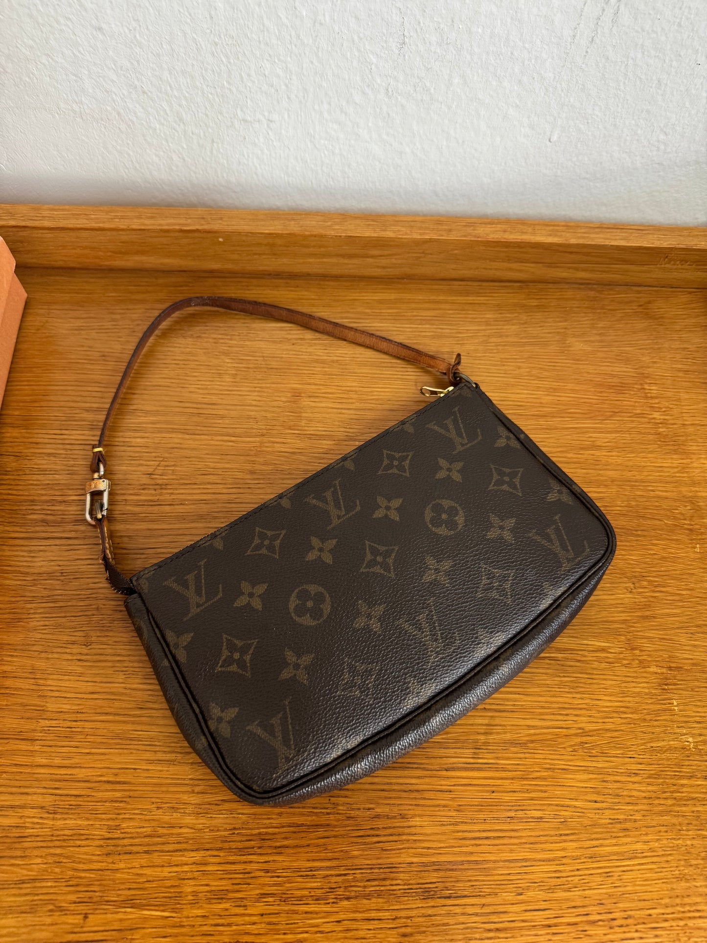 LV POCHETTE