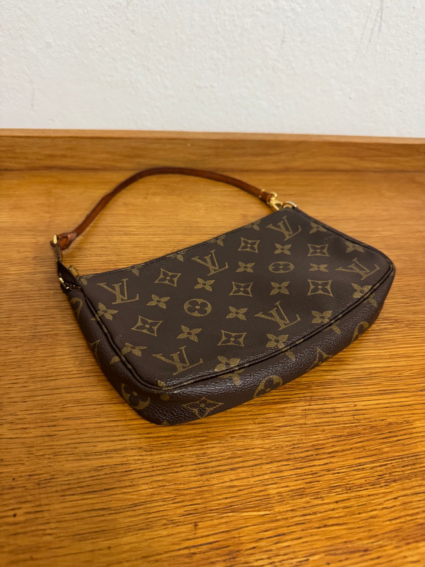 LOUIS VUITTON POCHETTE