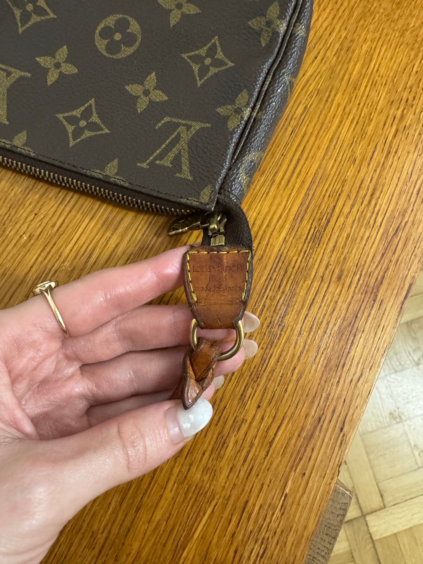 LOUIS VUITTON POCHETTE