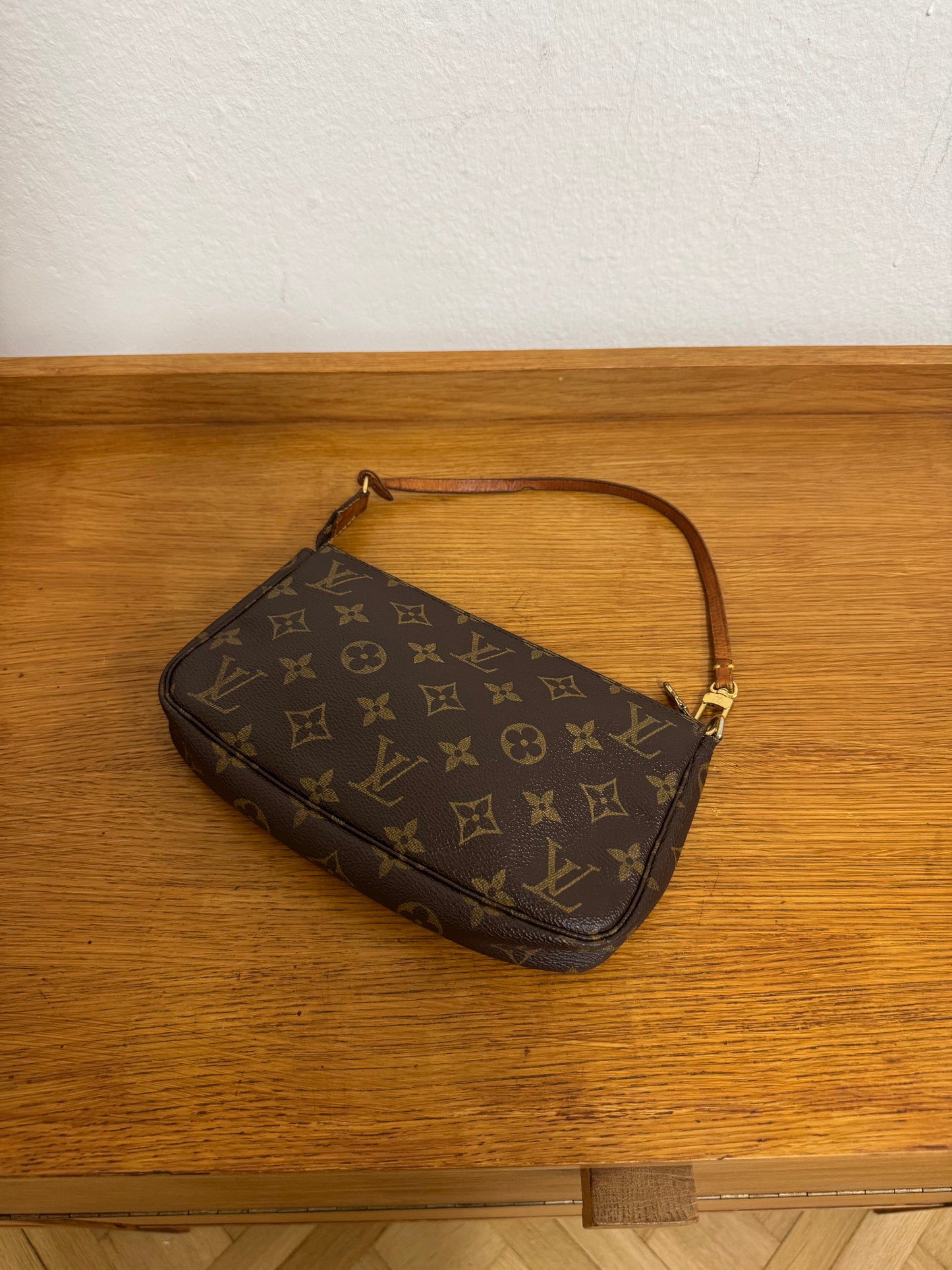 LOUIS VUITTON POCHETTE