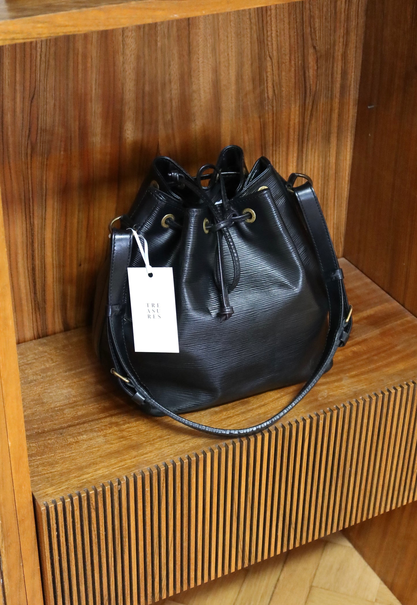 LV EPI PETIT NOÉ BLACK BUCKET BAG