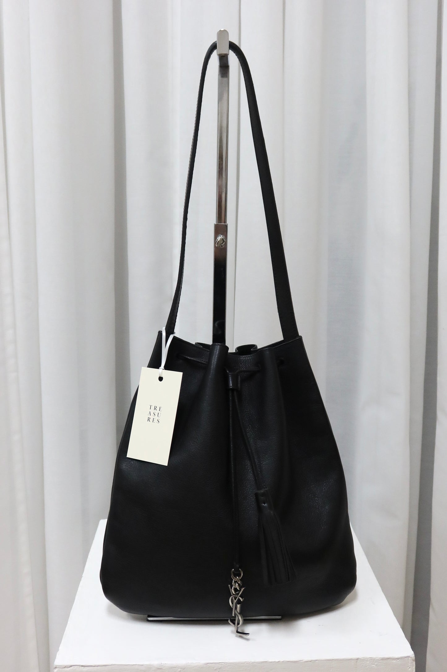 SAINT LAURENT DRAWSTRING BLACK SHOULDER BAG