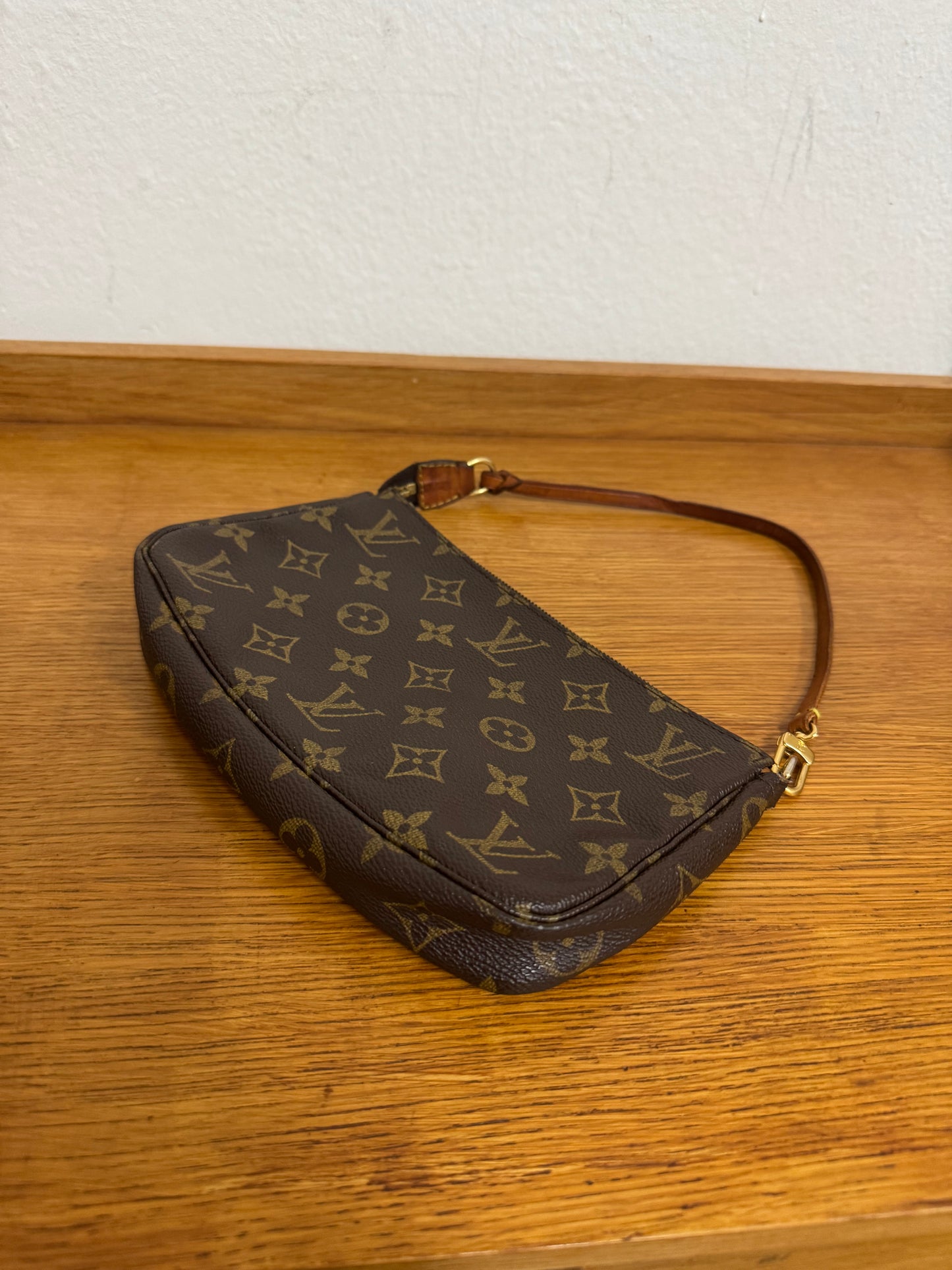 LOUIS VUITTON POCHETTE