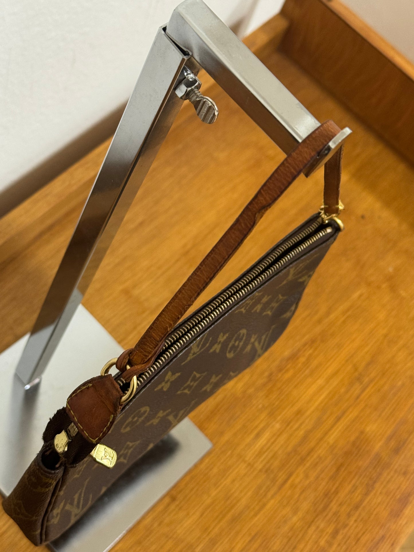 LOUIS VUITTON POCHETTE