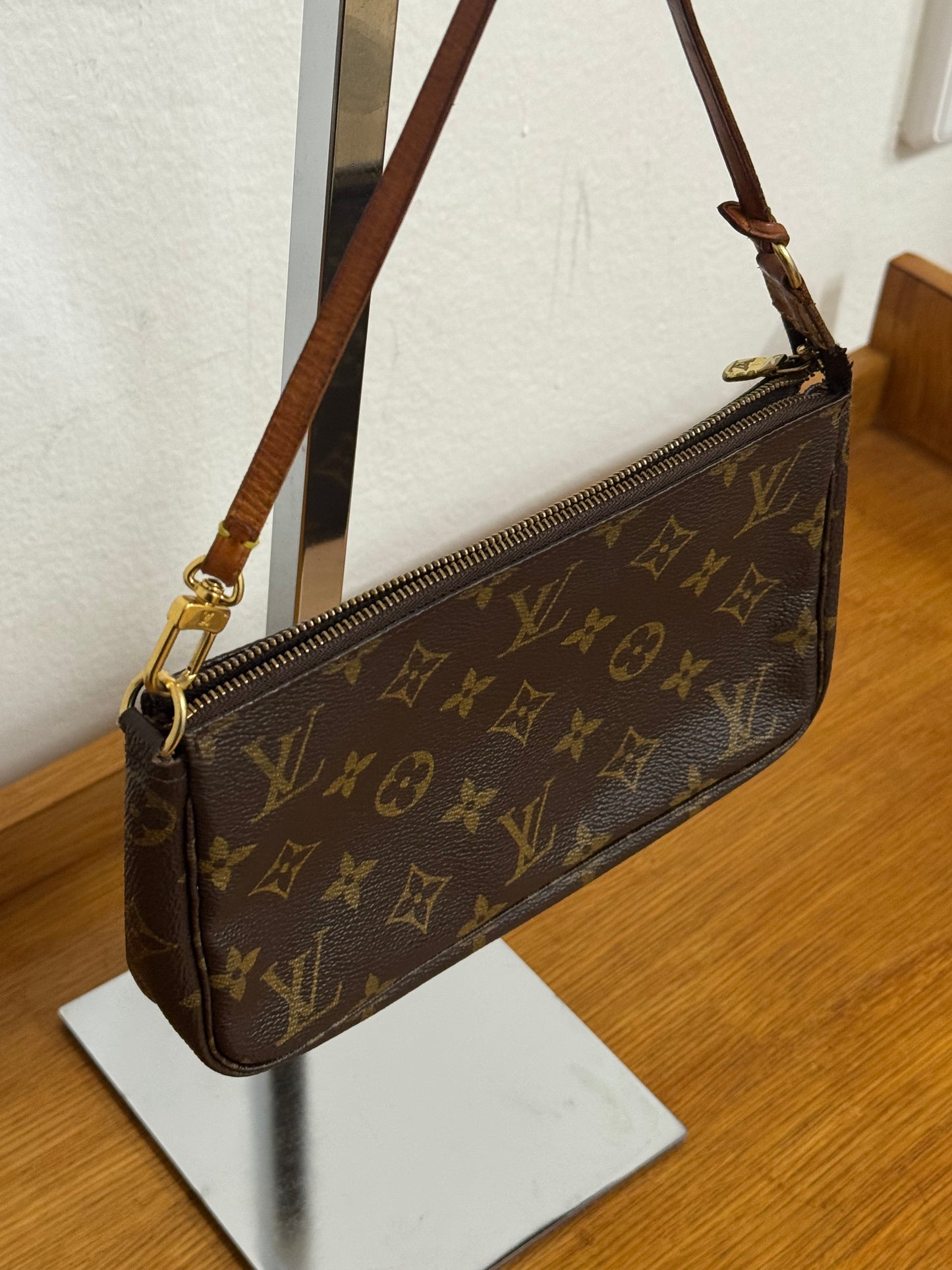 LOUIS VUITTON POCHETTE