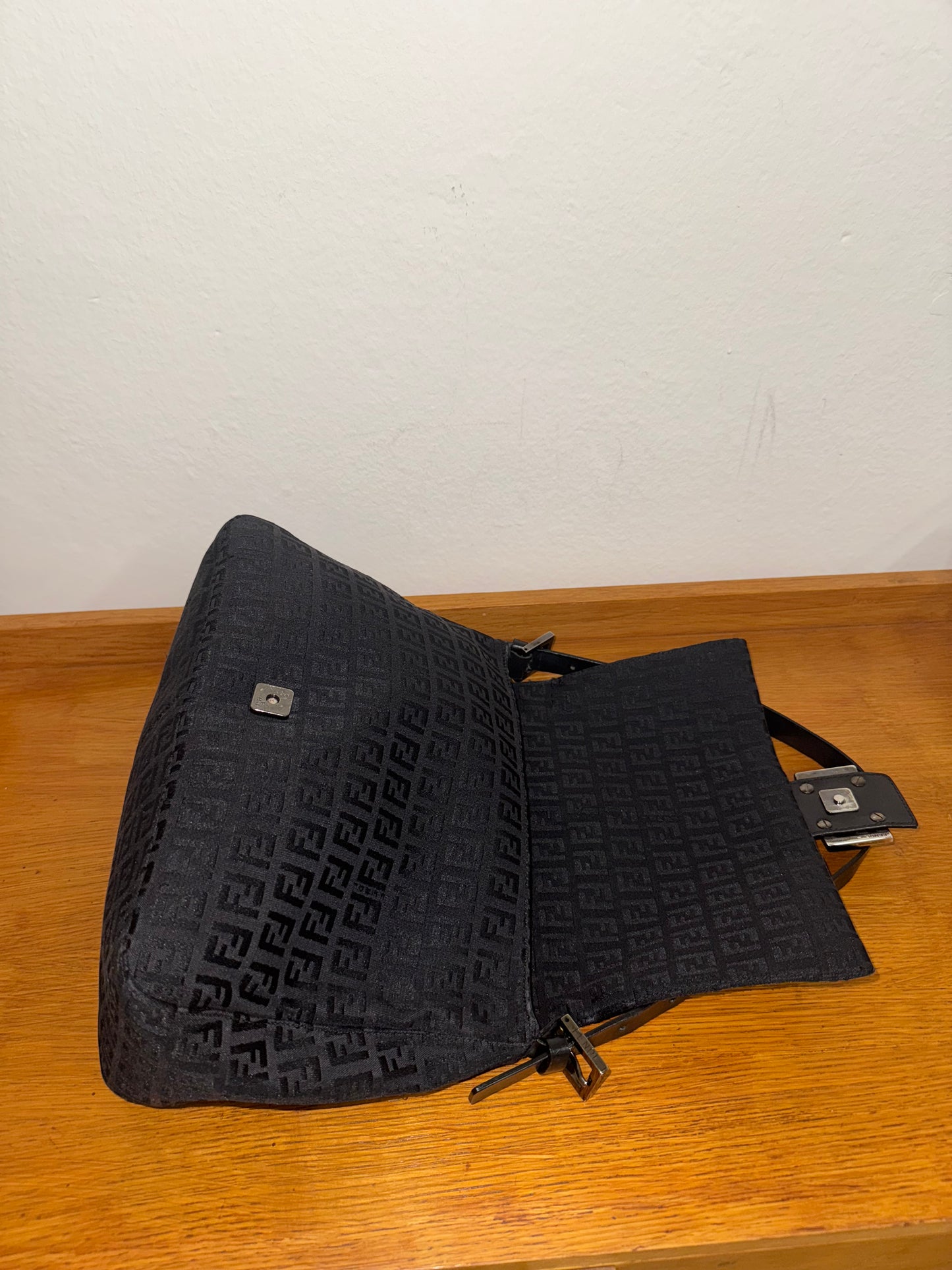 FENDI MAMMA BAGUETTE BLACK ZUCCA