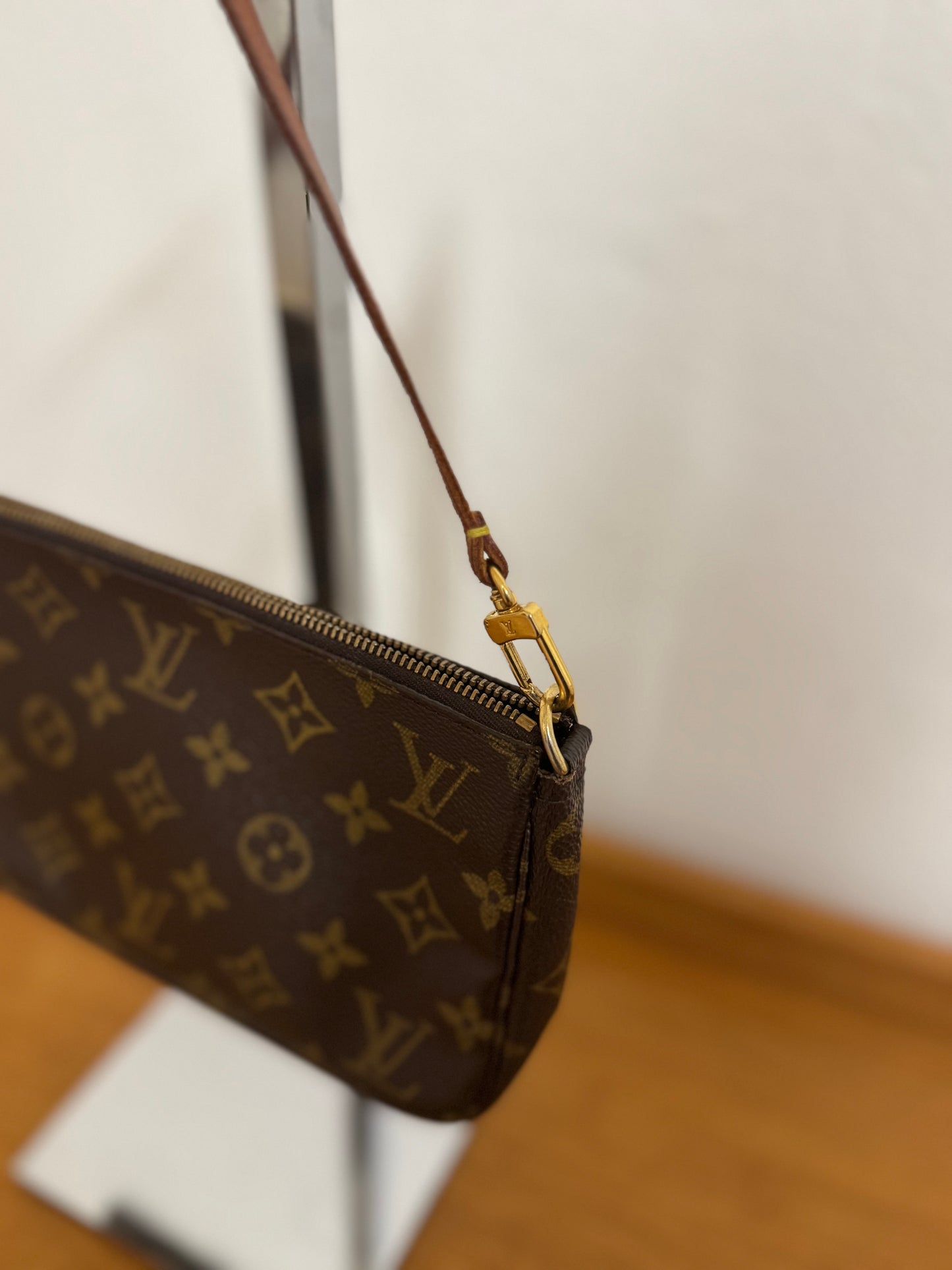 LOUIS VUITTON POCHETTE