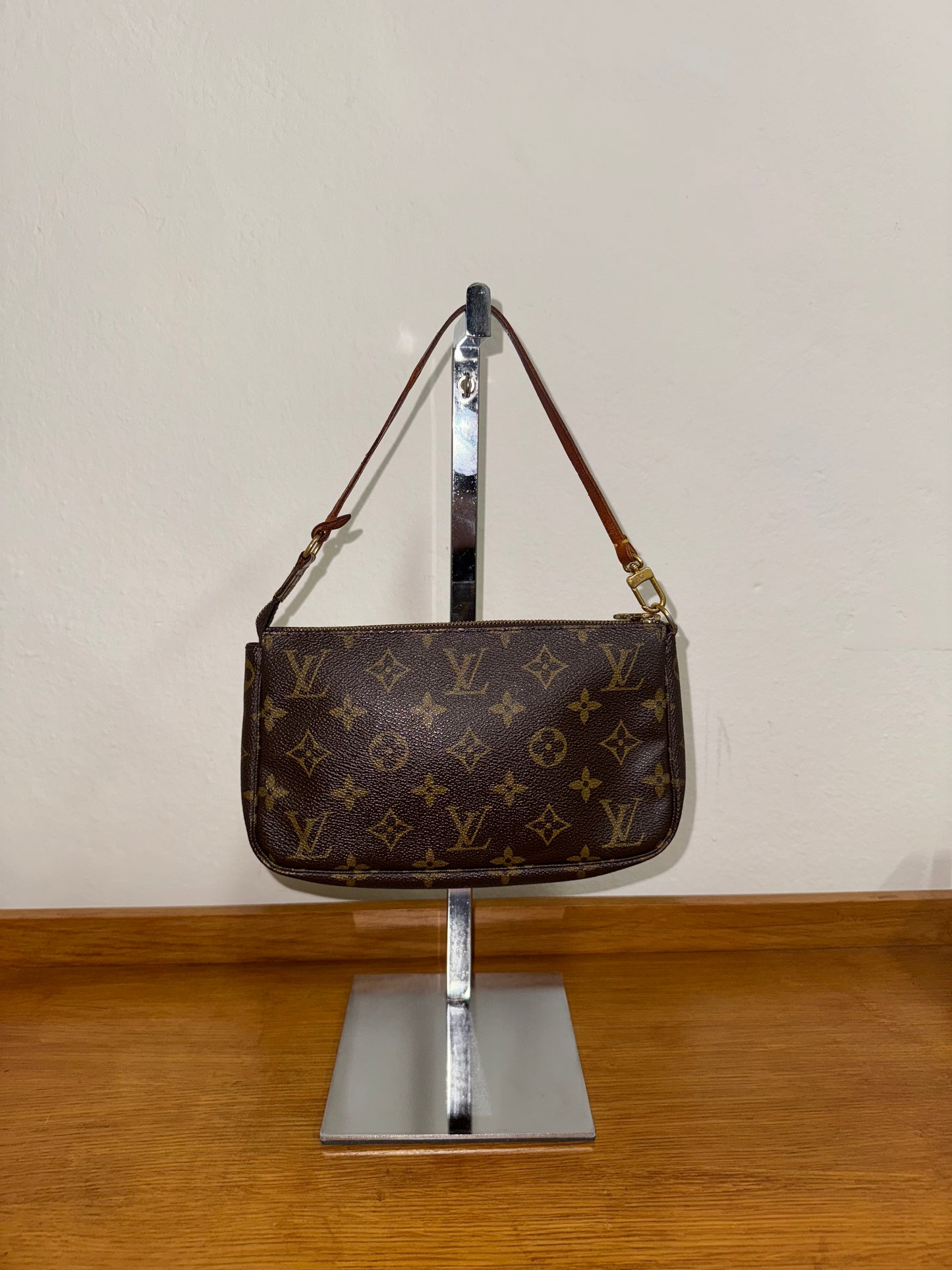 LOUIS VUITTON POCHETTE