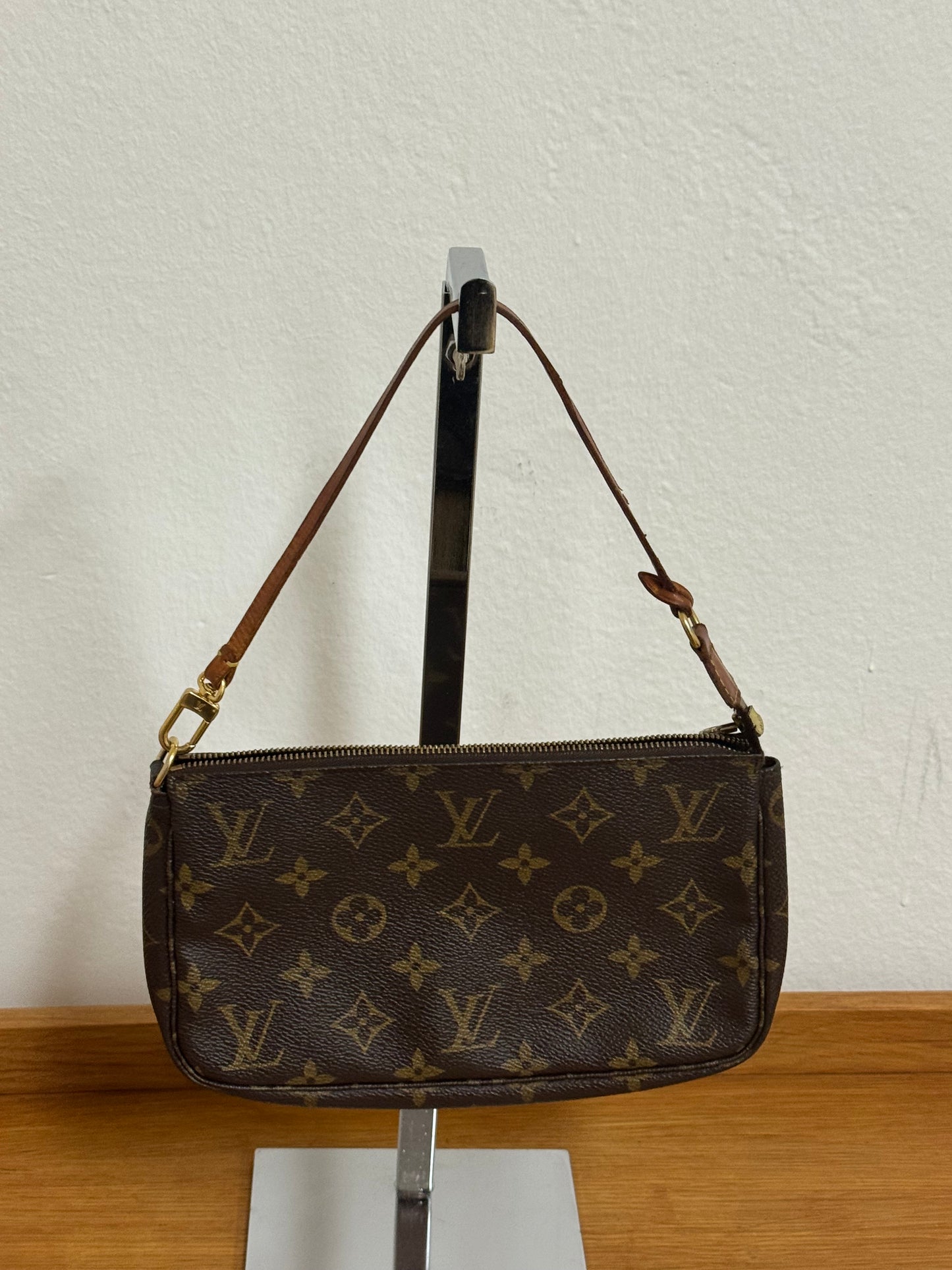 LOUIS VUITTON POCHETTE