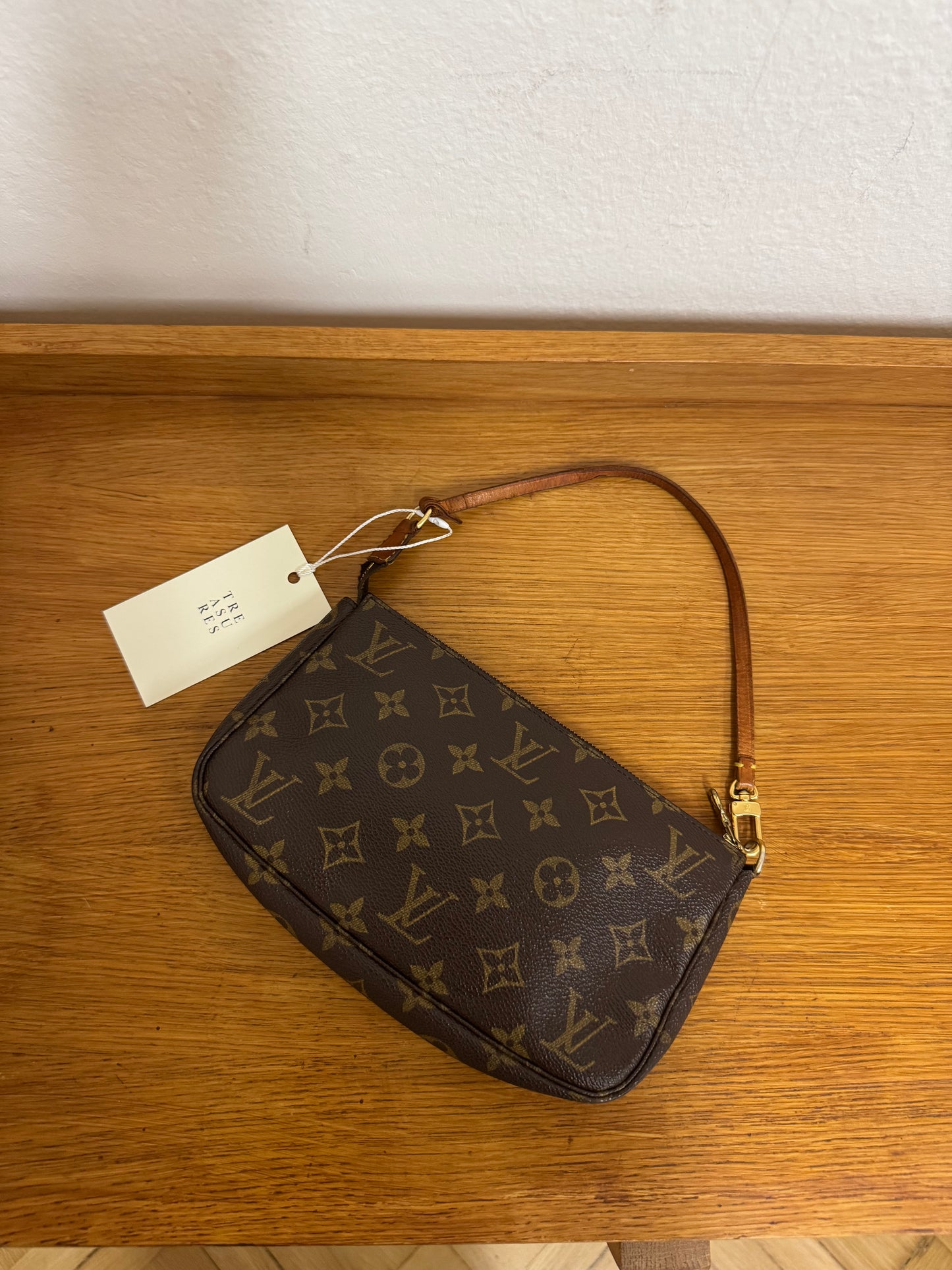 LOUIS VUITTON POCHETTE