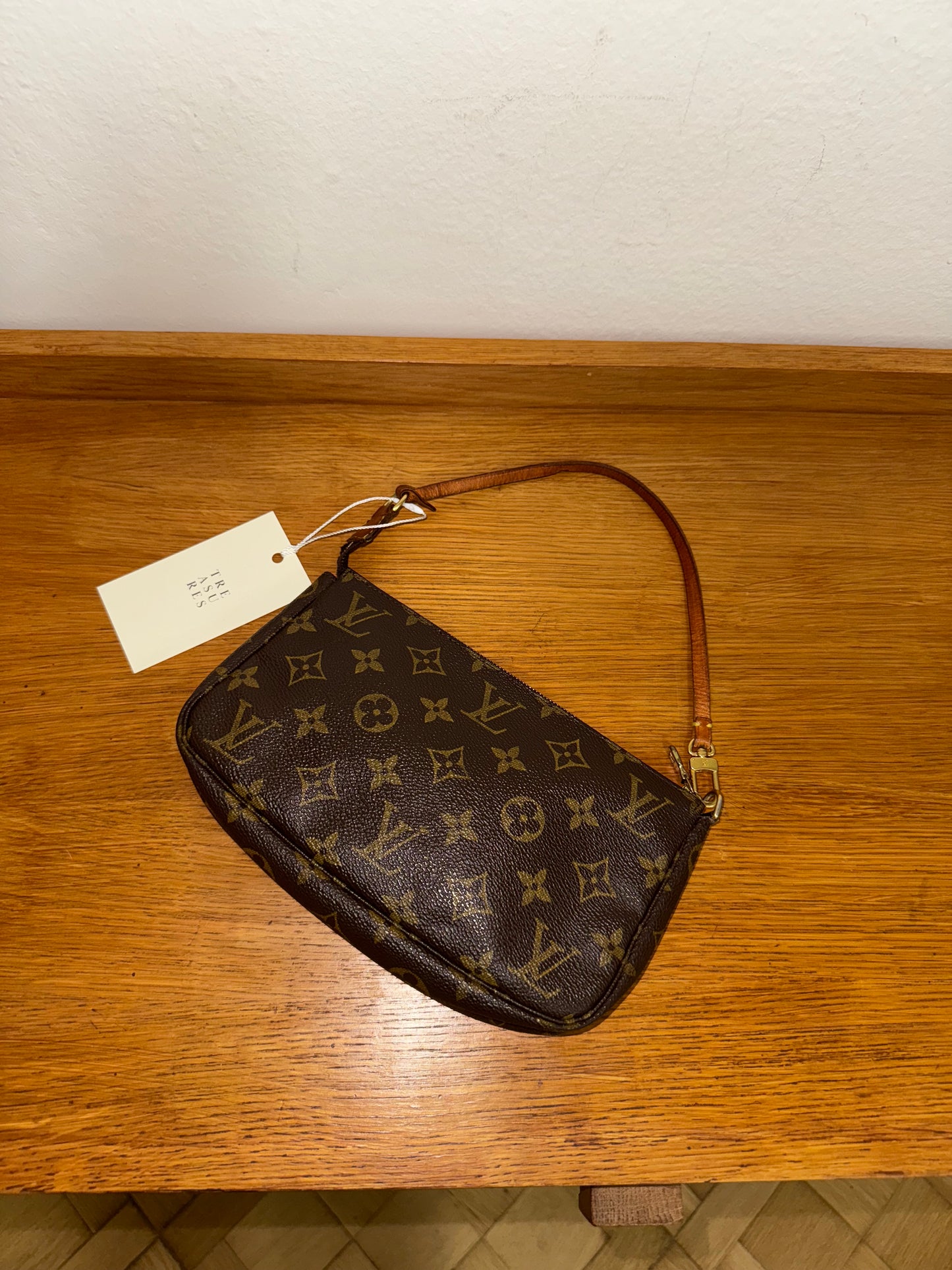 LOUIS VUITTON POCHETTE
