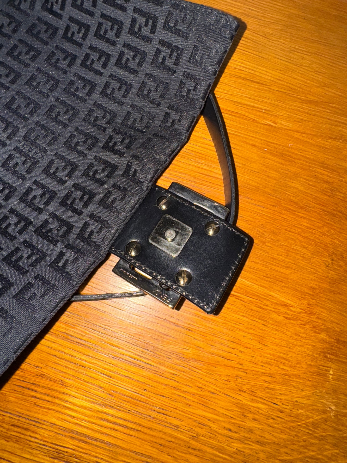 FENDI MAMMA BAGUETTE BLACK ZUCCA