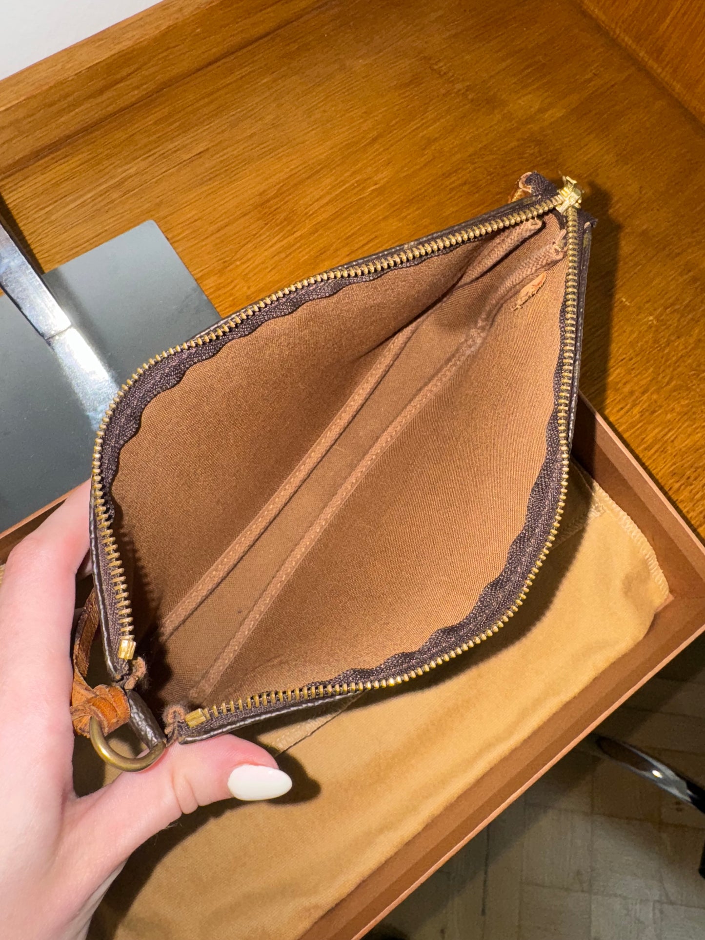 LV POCHETTE