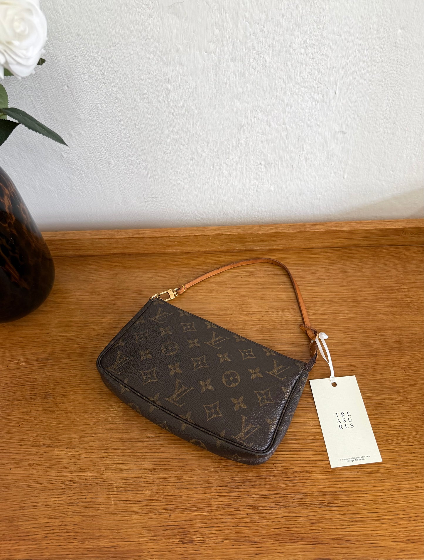 LV POCHETTE