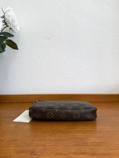LV POCHETTE