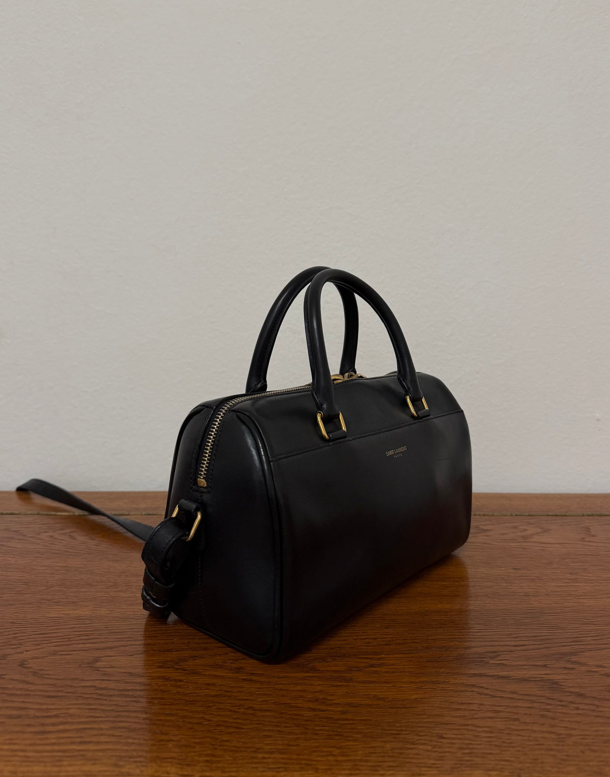 YSL Classic Baby Duffle Bag černá – z boku
