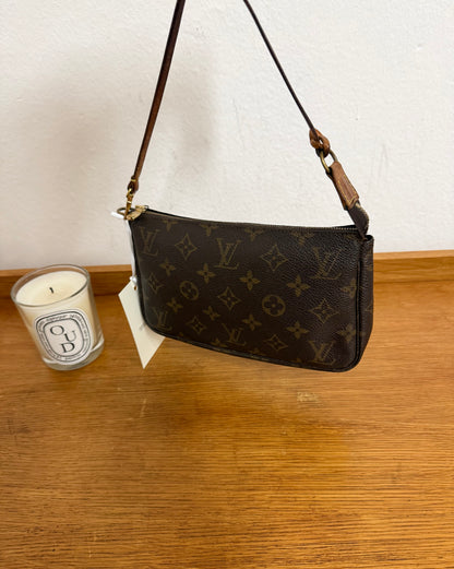 LV POCHETTE
