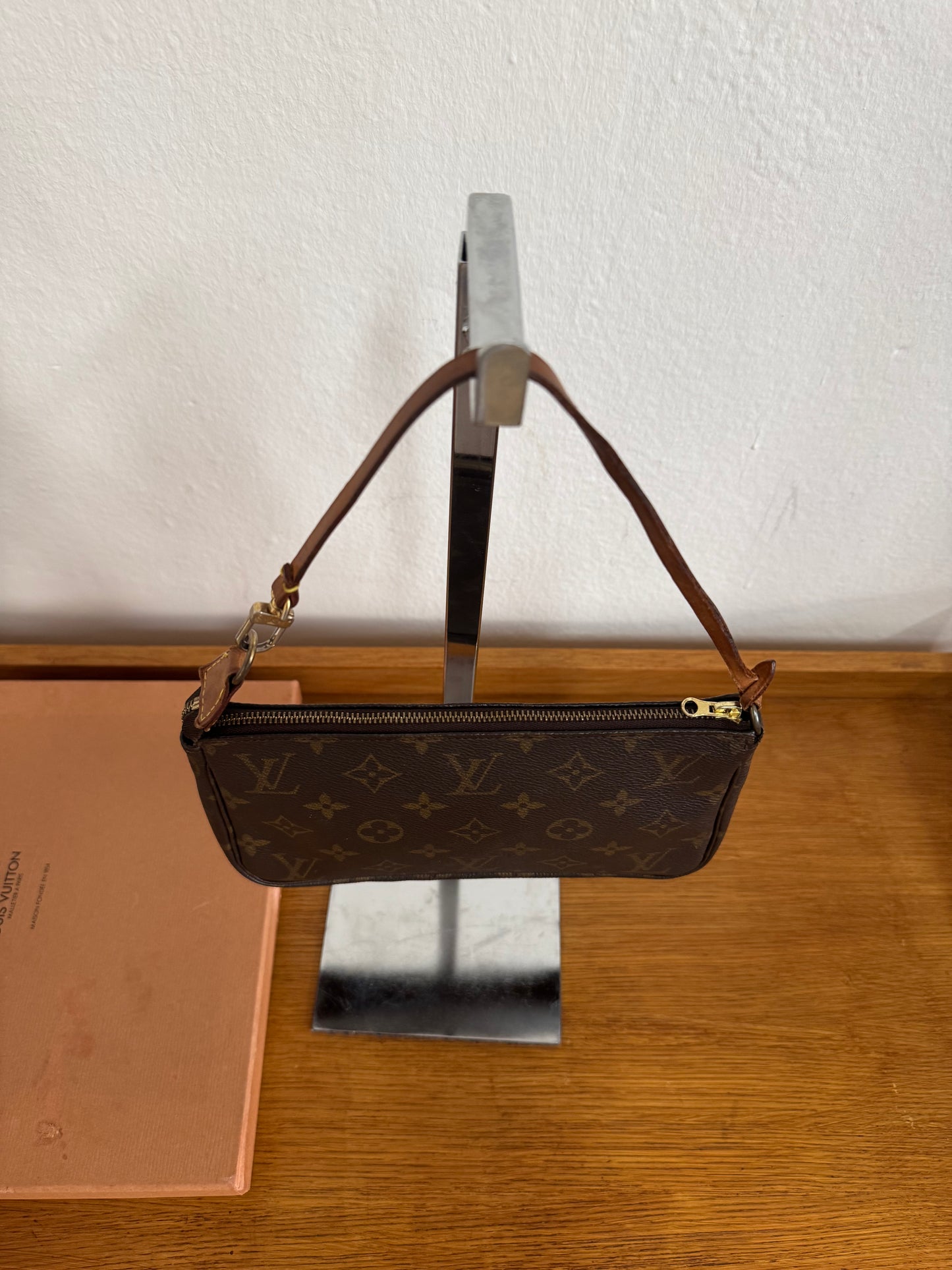 LV POCHETTE