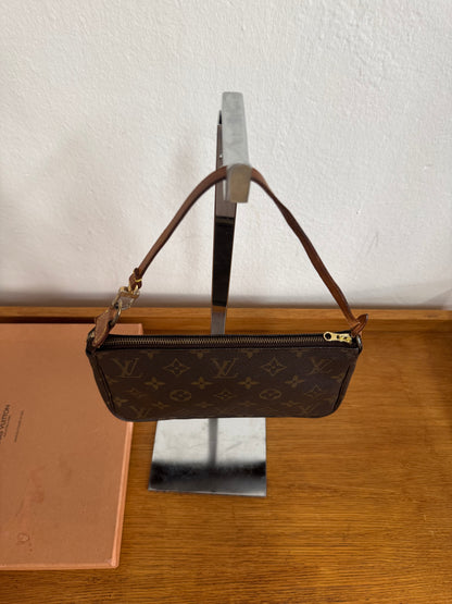 LV POCHETTE