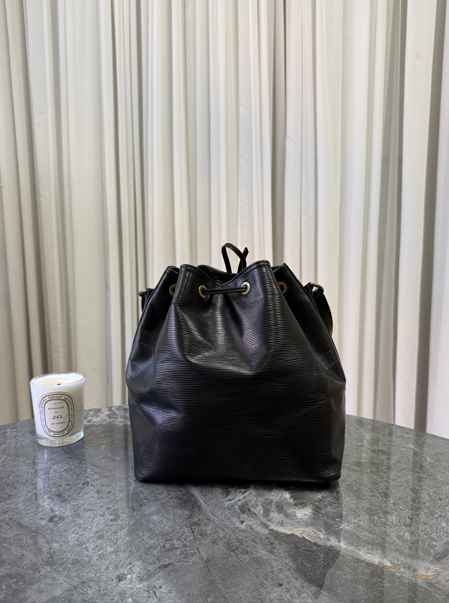 LV EPI PETIT NOÉ BLACK BUCKET BAG