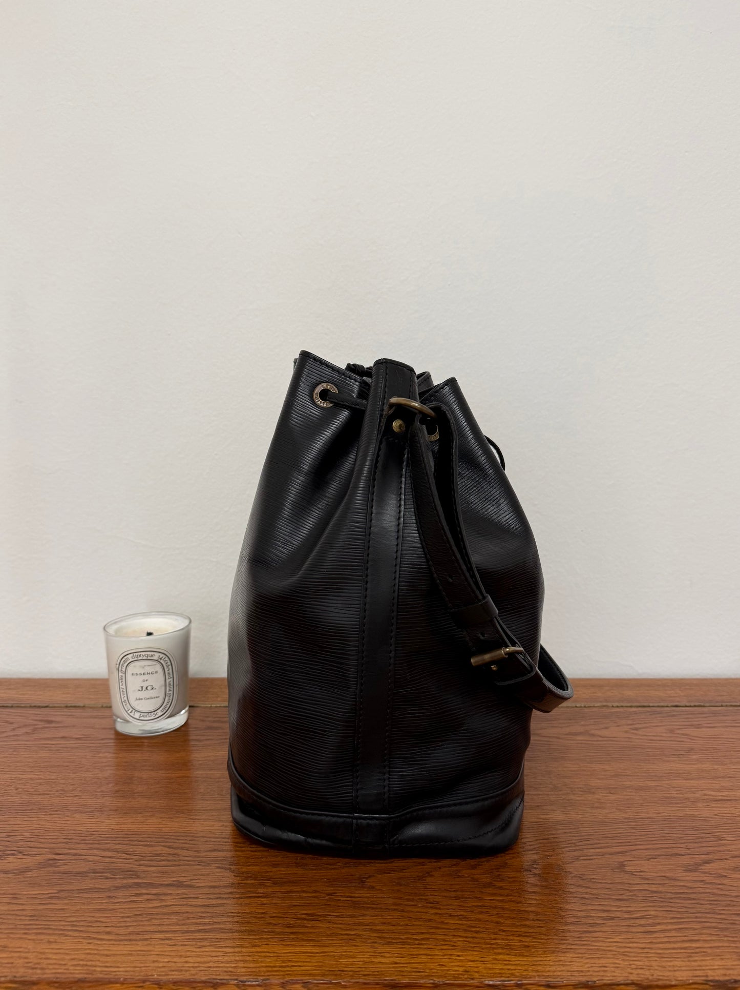 LV EPI NOÉ BLACK BUCKET BAG