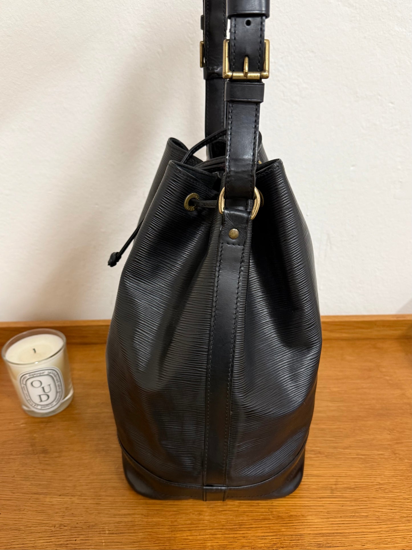 LV EPI PETIT NOÉ BLACK BUCKET BAG