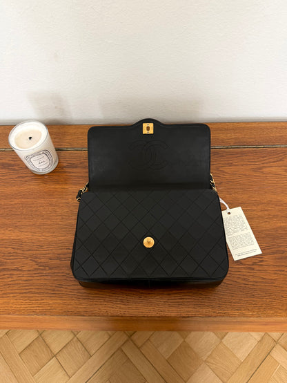 CHANEL BLACK TWIST LOCK FLAP BAG LAMBSKIN GOLD HW