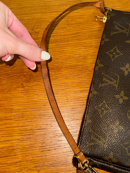 LV POCHETTE