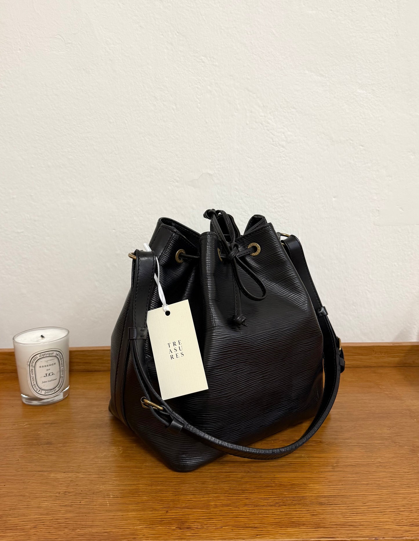 LV EPI PETIT NOÉ BLACK BUCKET BAG