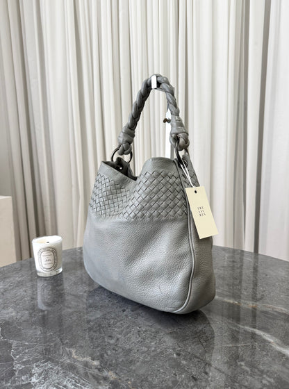 Bottega Veneta hobo z kůže Intrecciato ve světle šedé barvě, foto 3