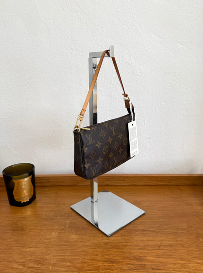 LV POCHETTE