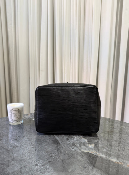 LV EPI PETIT NOÉ BLACK BUCKET BAG
