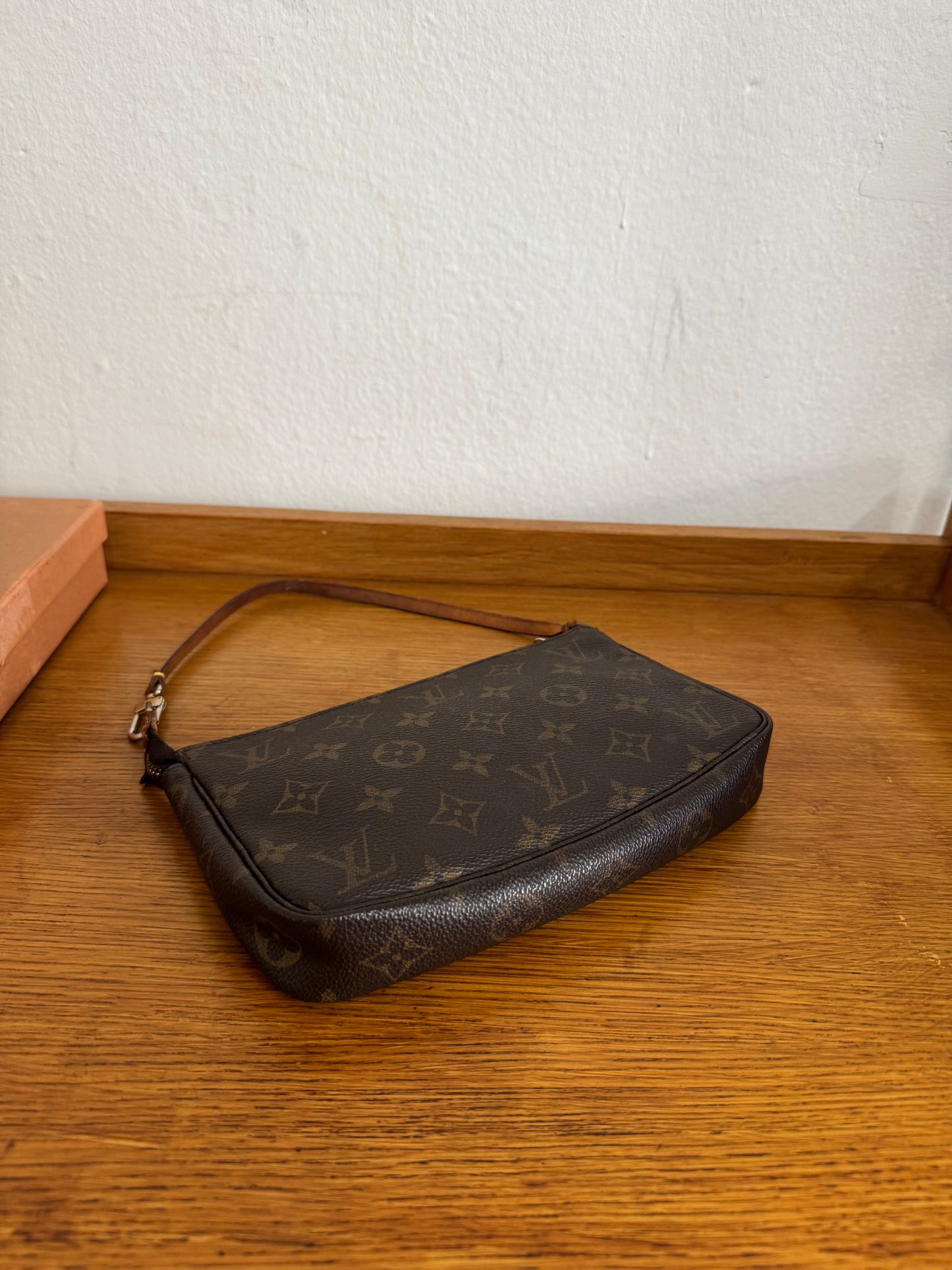 LV POCHETTE