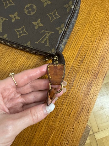 LOUIS VUITTON POCHETTE