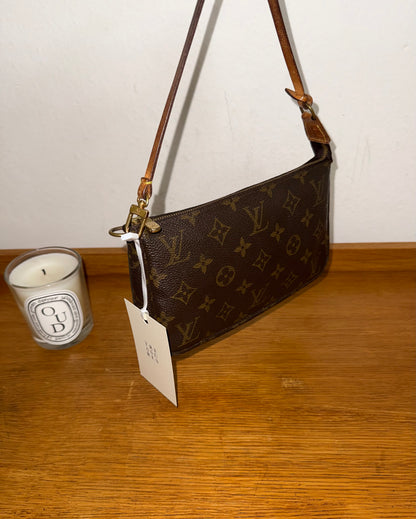 LV POCHETTE