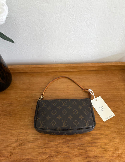 LV POCHETTE