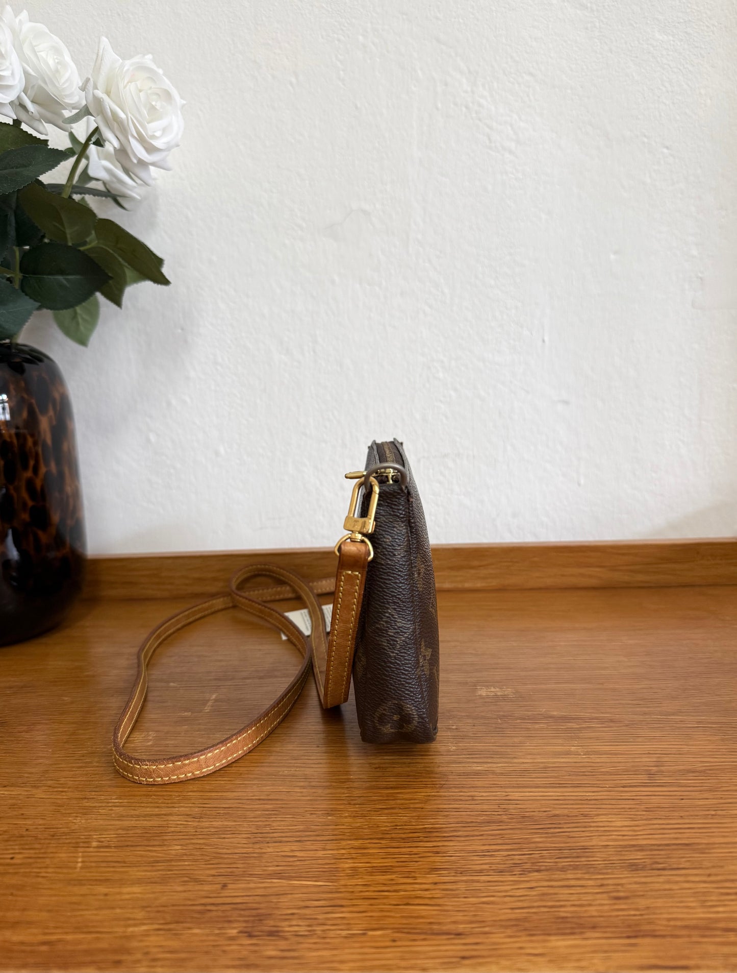 LV POCHETTE
