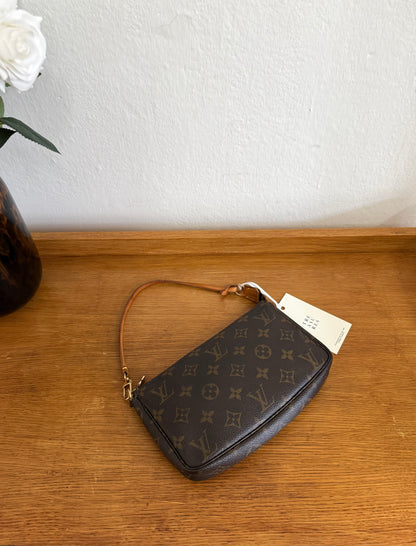 LV POCHETTE