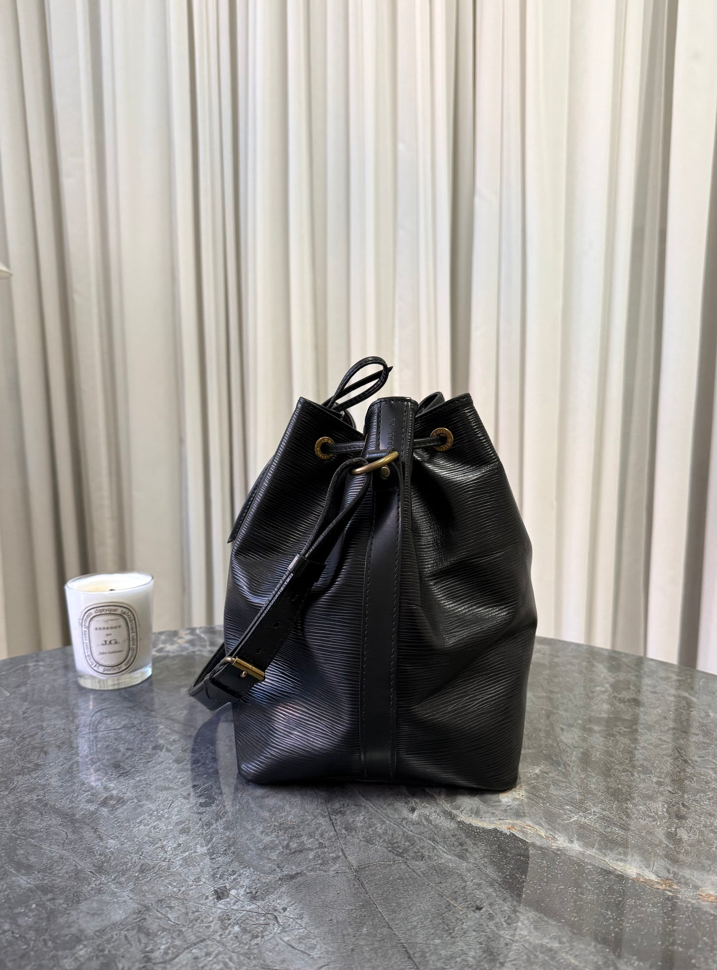 LV EPI PETIT NOÉ BLACK BUCKET BAG