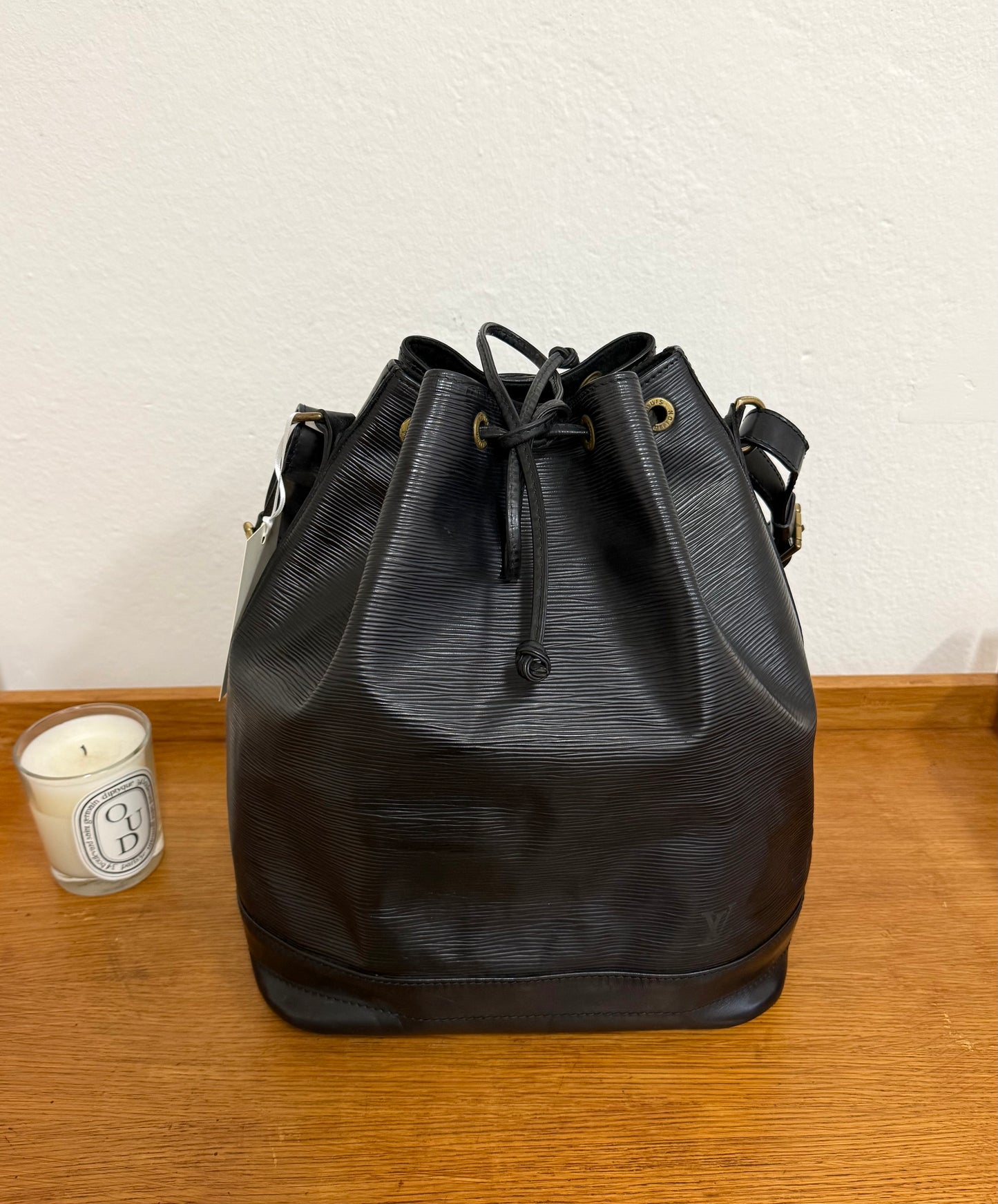 LV EPI PETIT NOÉ BLACK BUCKET BAG
