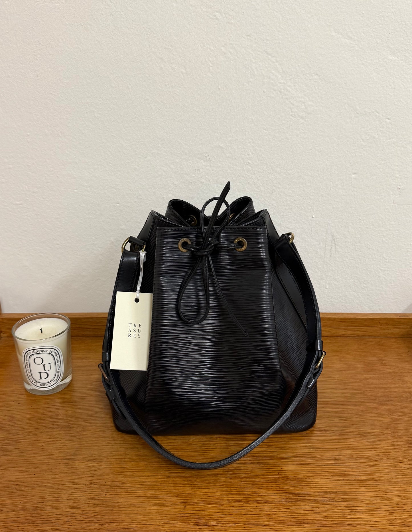 LV EPI PETIT NOÉ BLACK BUCKET BAG