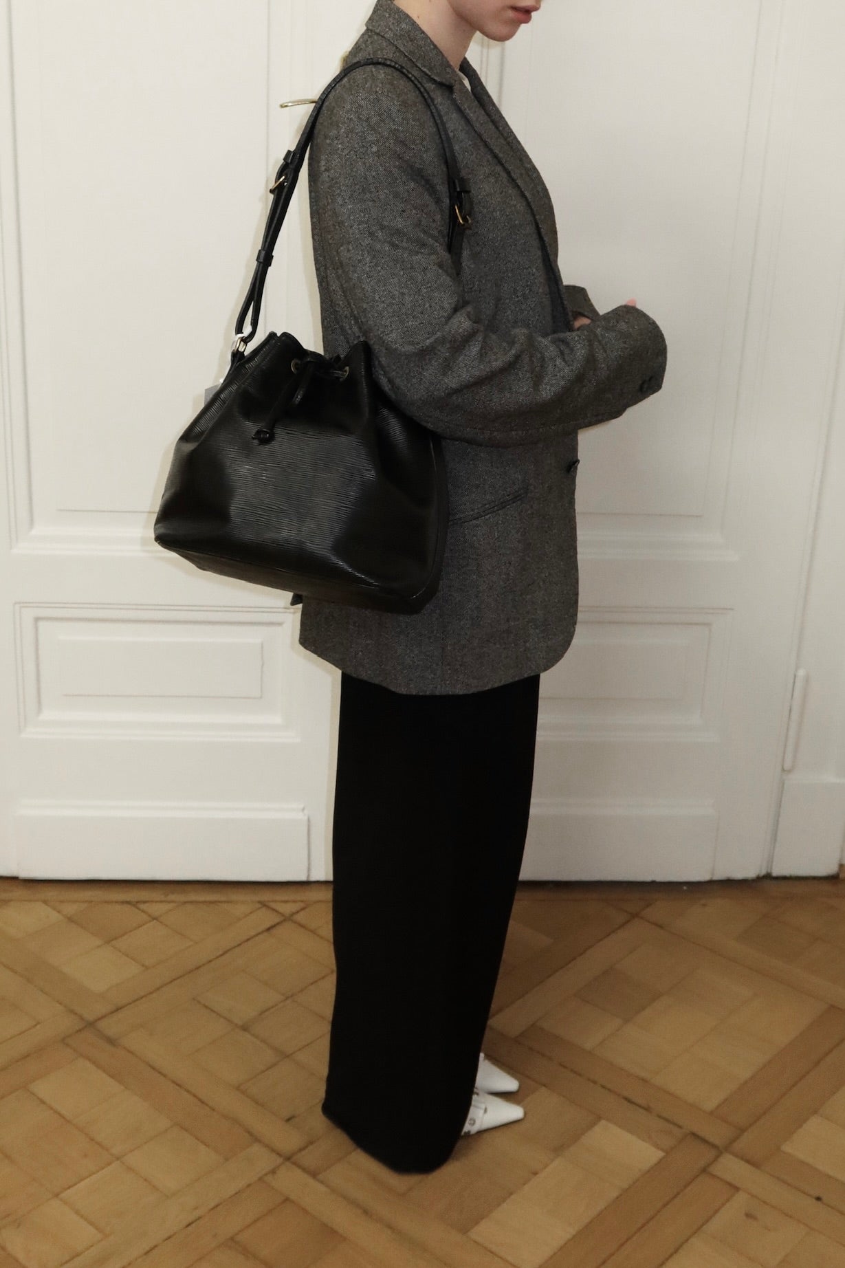 LV EPI PETIT NOÉ BLACK BUCKET BAG