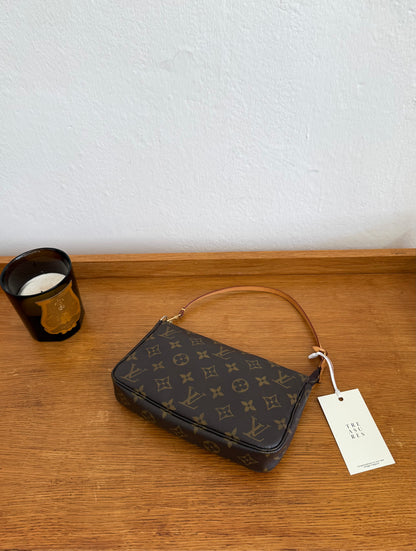 LV POCHETTE