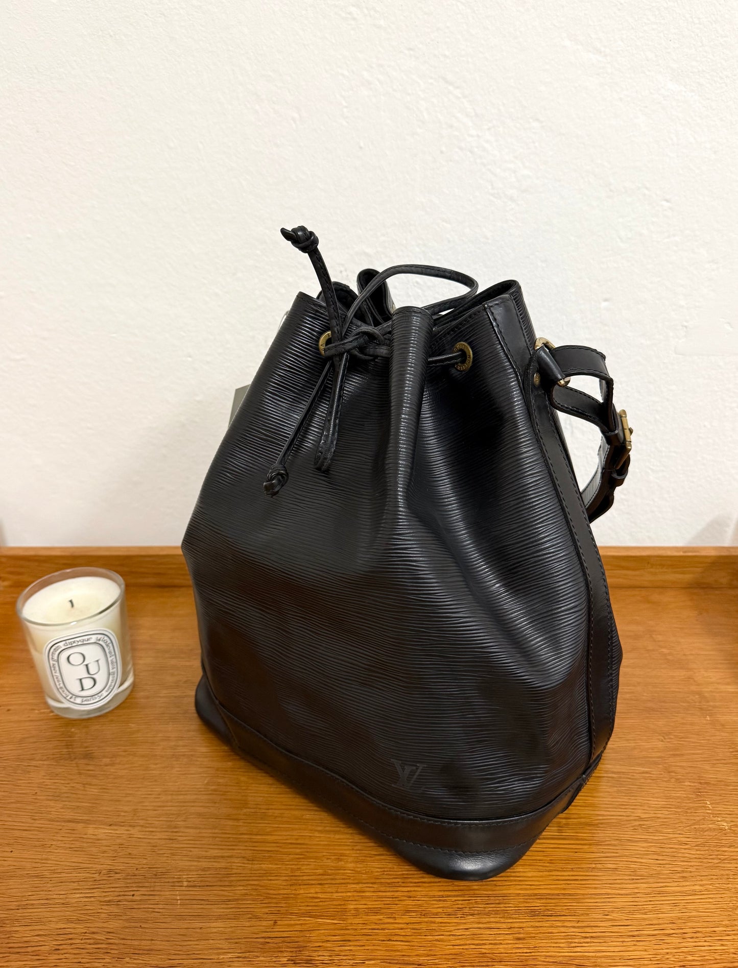 LV EPI PETIT NOÉ BLACK BUCKET BAG