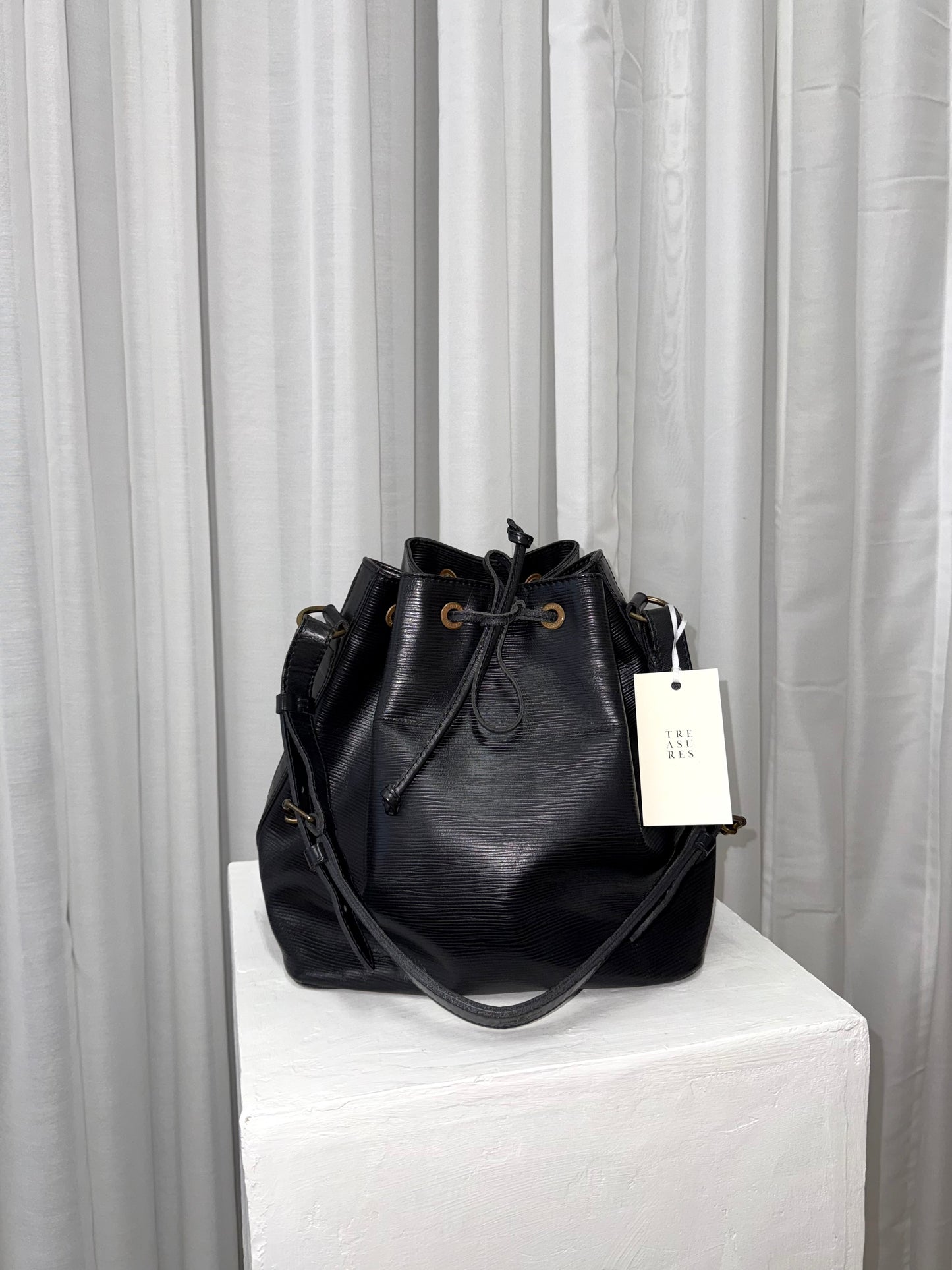 LV EPI PETIT NOÉ BLACK BUCKET BAG